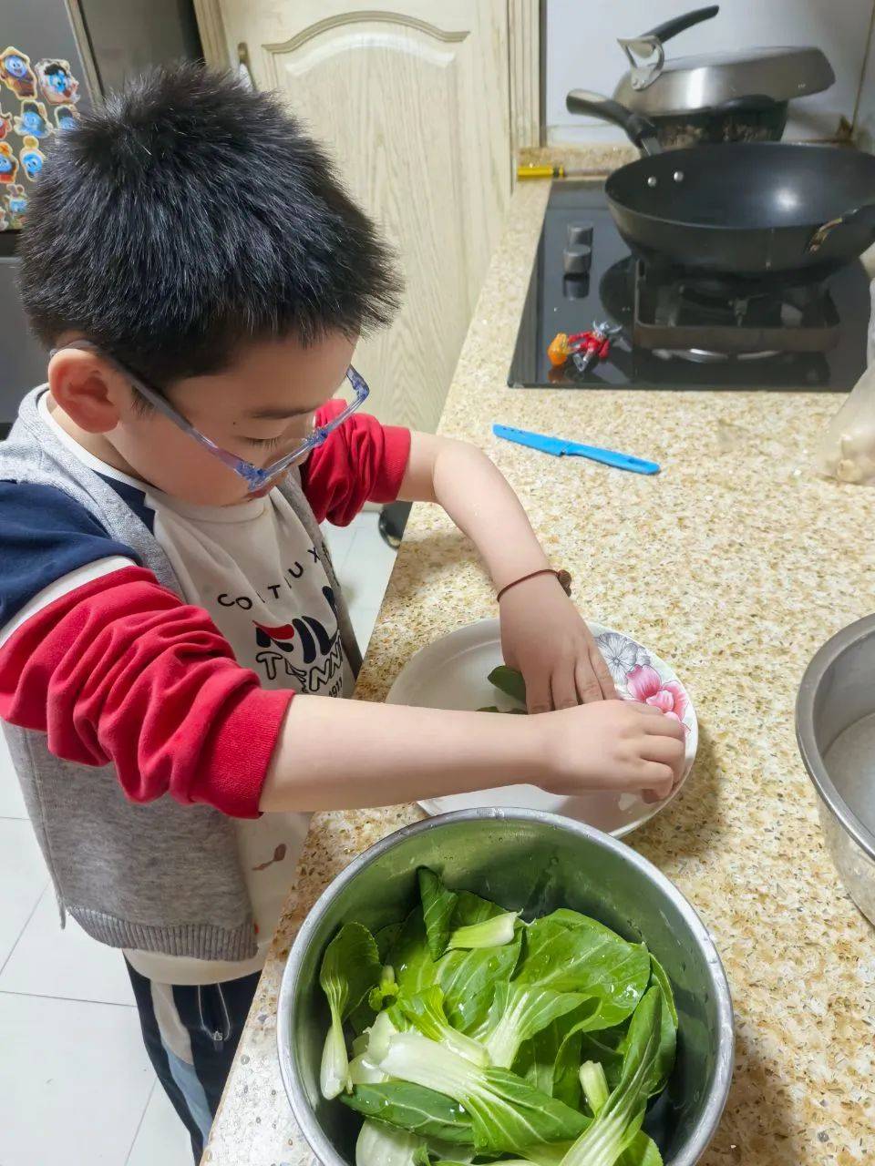 莴笋,芹菜,蘑菇,香菜,菠菜在小小的手中,变了新模样,学生在择菜的过程