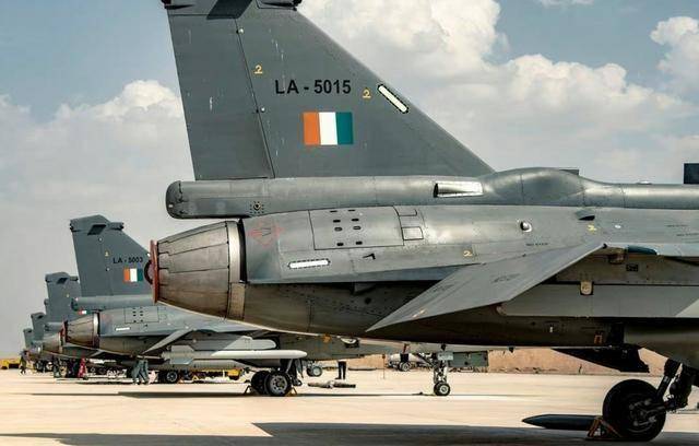 这给人了一种印度国产战机很受欢迎,甚至是要被三个国家"抢着买"一样