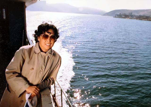 带三个娃嫁小14岁丈夫，病逝7年后，丈夫王崇秋因为思念做出大事_搜狐网