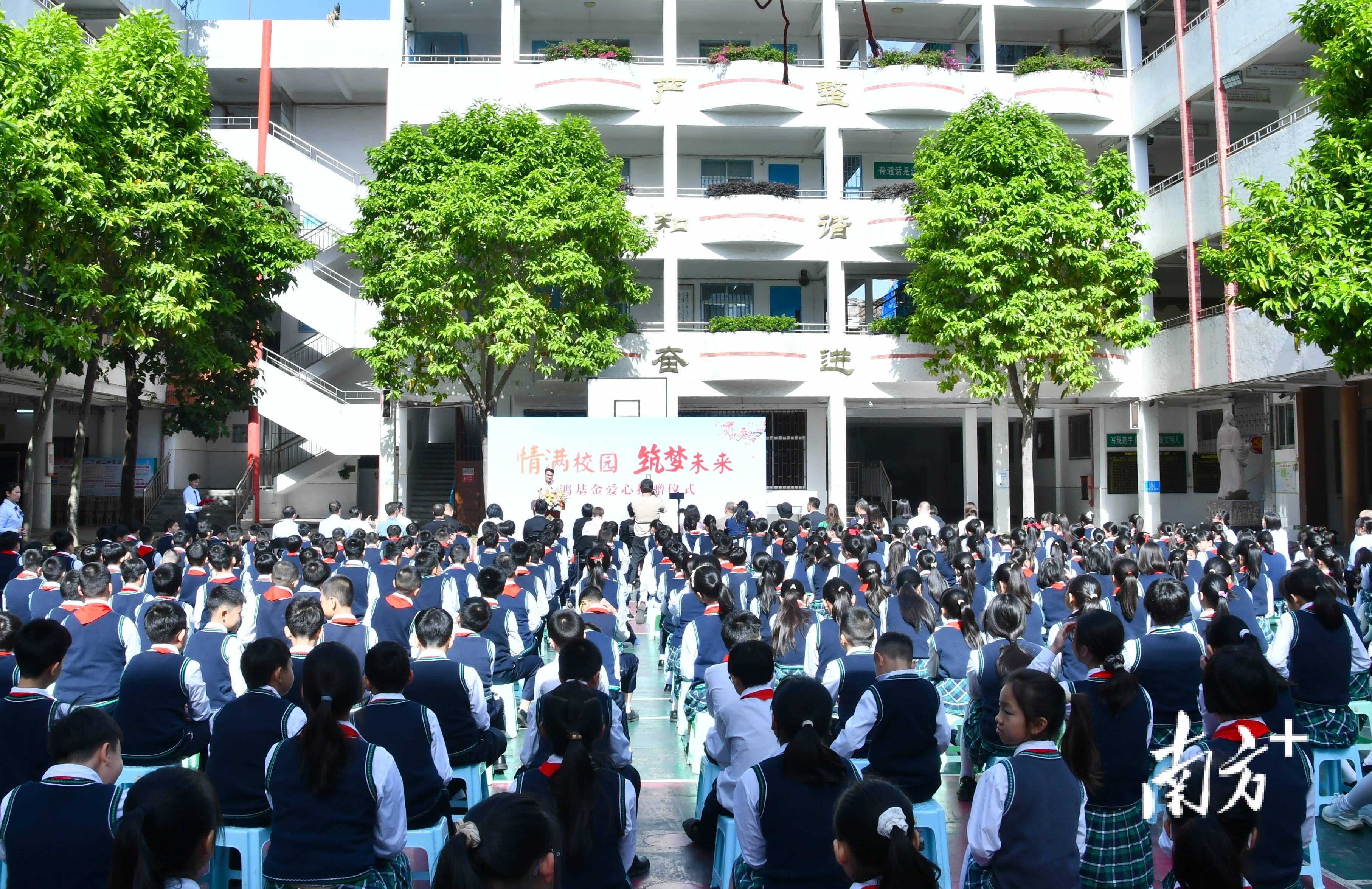 1OB电竞下载000多套“爱心桌椅”入校