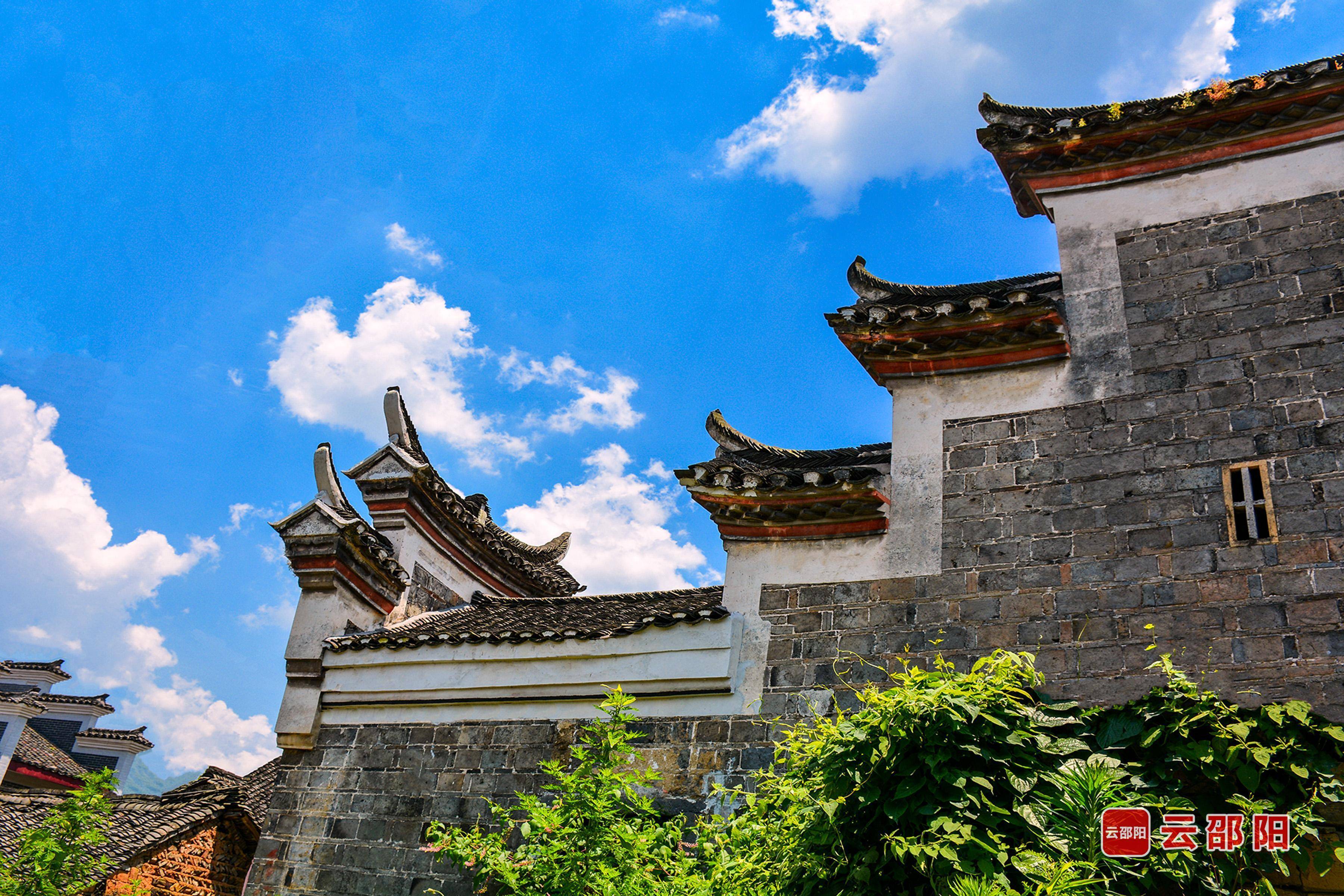 探访新宁县诗意古村落西村坊:青峦抱古韵 三百年晨昏的檐角