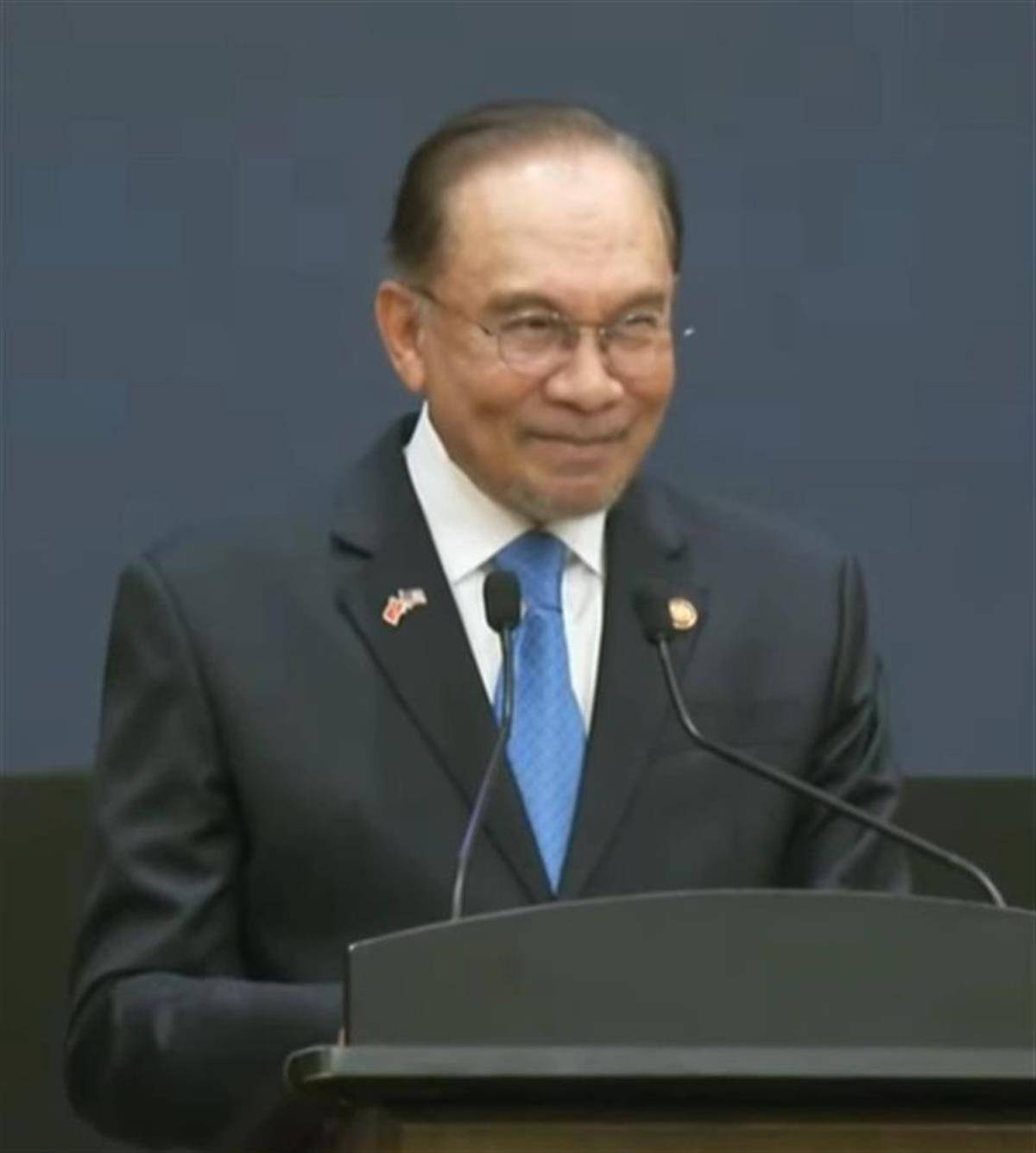 马来西亚总理巧用两句中国俗语赢得全场掌声,此前他曾回怼美国"不要指