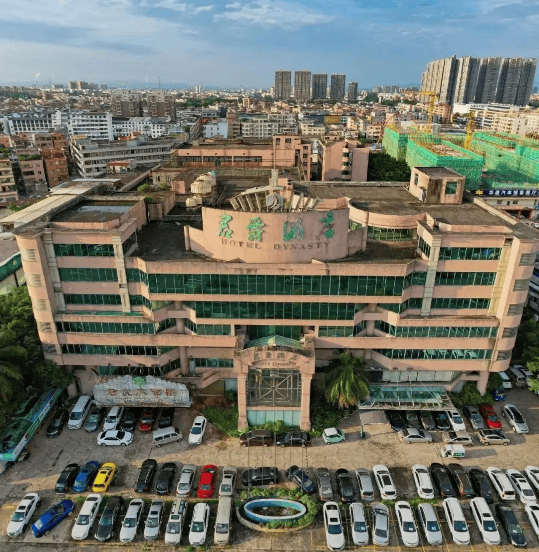 不过,4月18日,万江君爵酒店经历了第二次拍卖,经43轮激烈竞拍,最终以