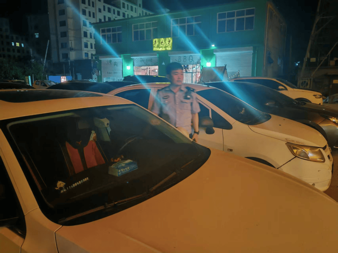 小留派出所夜间巡逻"拉车门",守护群众财产安全