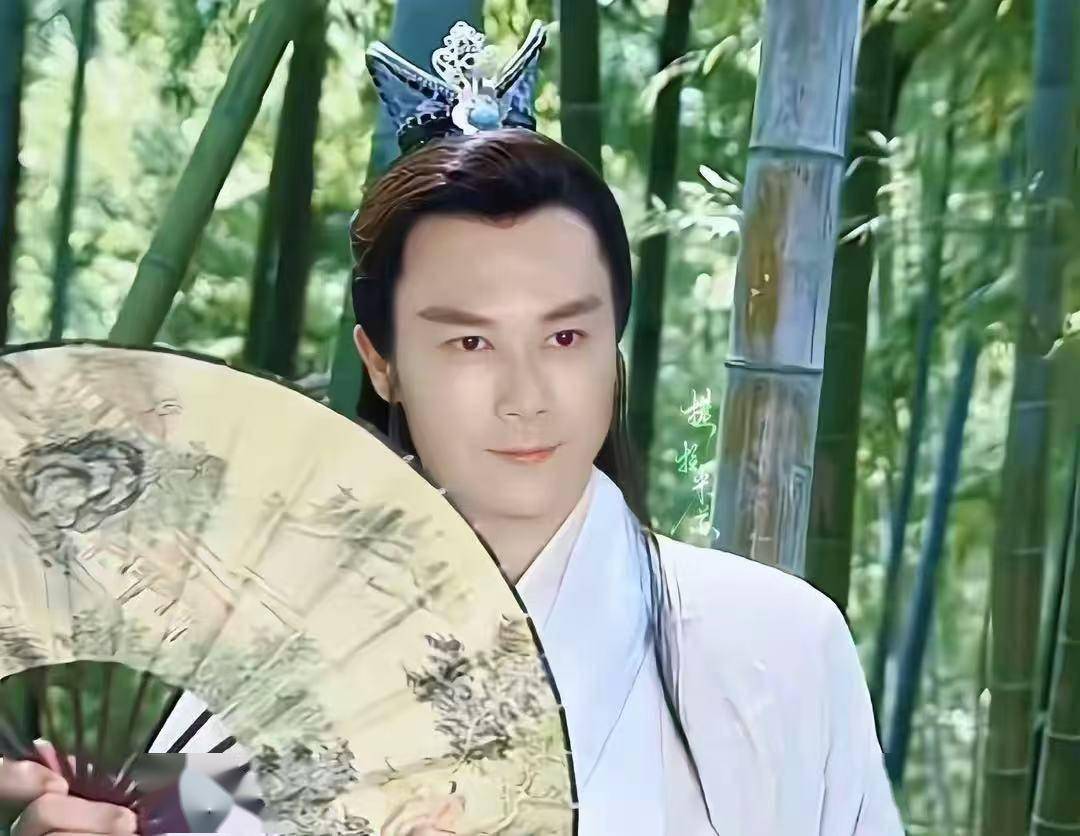 《龙游天下》男主王灿被偶遇,51岁皮肤雪白,与女粉丝合影很亲和