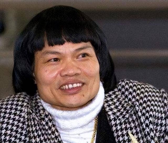 香港最丑男人大变身71岁八两金变潮叔新造型撞脸PG电子注册罗莽引热议(图4)