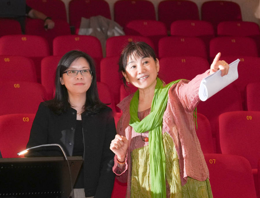 与中福会儿艺院长沈莉在排练中雷国华相信,儿童剧不是