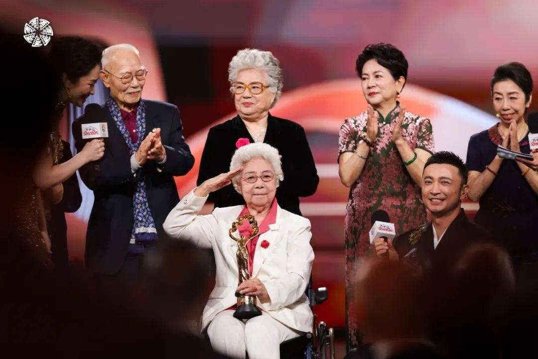 97岁田华,获终身成就奖!北影节“天坛奖”揭晓_电影节_影片_暂停