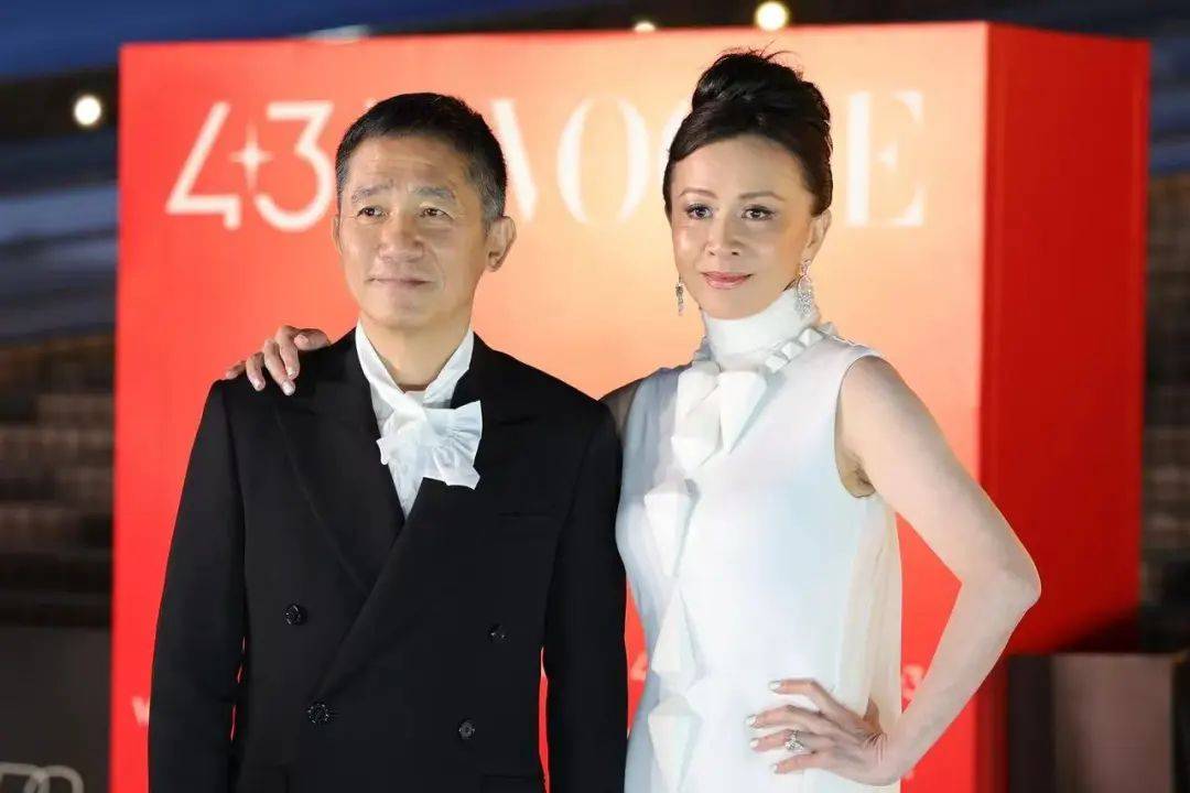 刘嘉玲连发10多张梁朝伟照片：他都不知道自己帅！头发白了也不肯染（刘嘉玲梁朝伟头像）