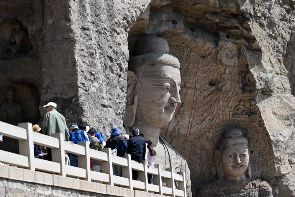 五一首日多地景区开启“人从众”模式：西湖游客调侃“断桥要压断了”，云冈石窟首度开启夜游