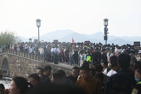 五一首日多地景区开启“人从众”模式：西湖游客调侃“断桥要压断了”，云冈石窟首度开启夜游