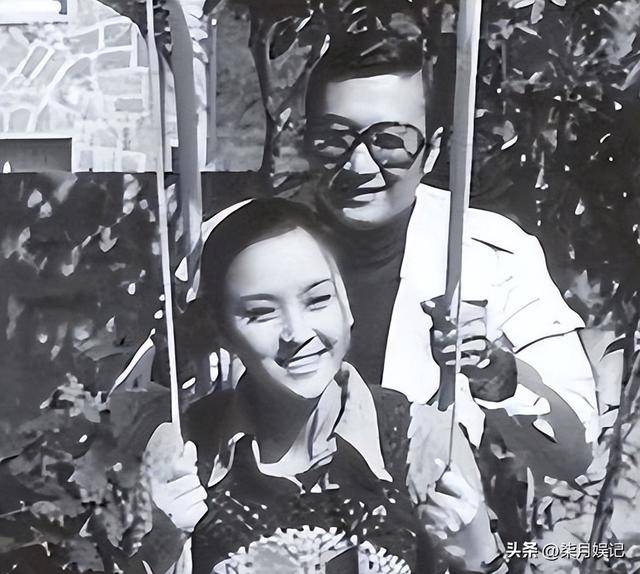 89岁谢贤街头坐轮椅晒太阳，风流一世终落幕，如今断崖式衰老