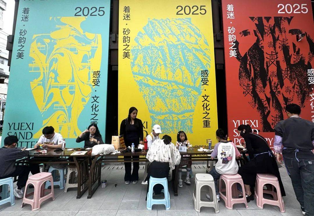 越西：嶲州砂陶坊“五一”非遗体验活动火爆2025年6月5日银饰錾刻和锔瓷相结合