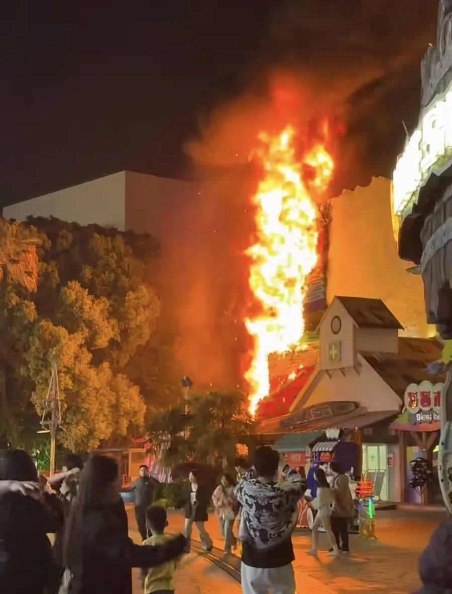 上海一单位建筑外立面装饰突发起火!微型消防站迅速扑灭火势