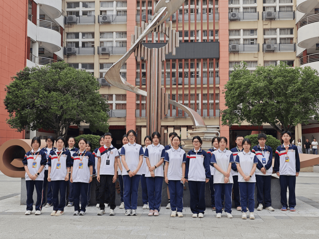 桂林市中山中学与广西师范大学附属中学开展学生干部交流活动