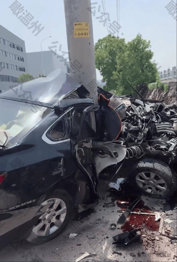 乐清大荆,一辆黑色日产轿车在行驶过程中突然撞向了路边的电线杆,导致