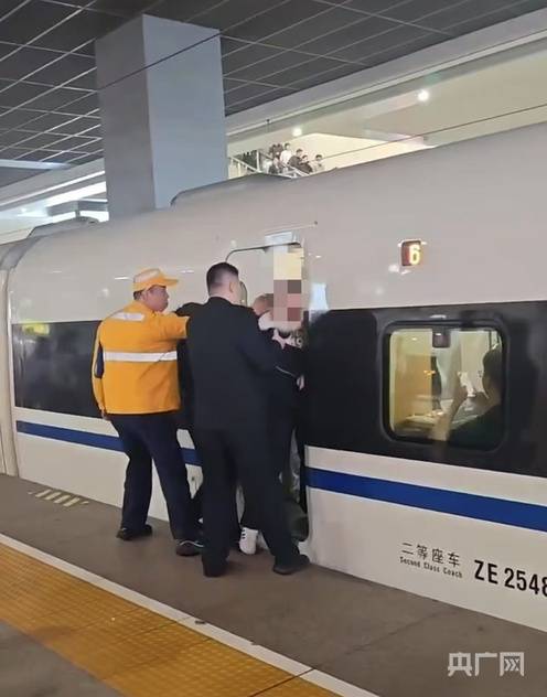 旅客被高铁车门夹住 铁路：系突感身体不适急忙下车