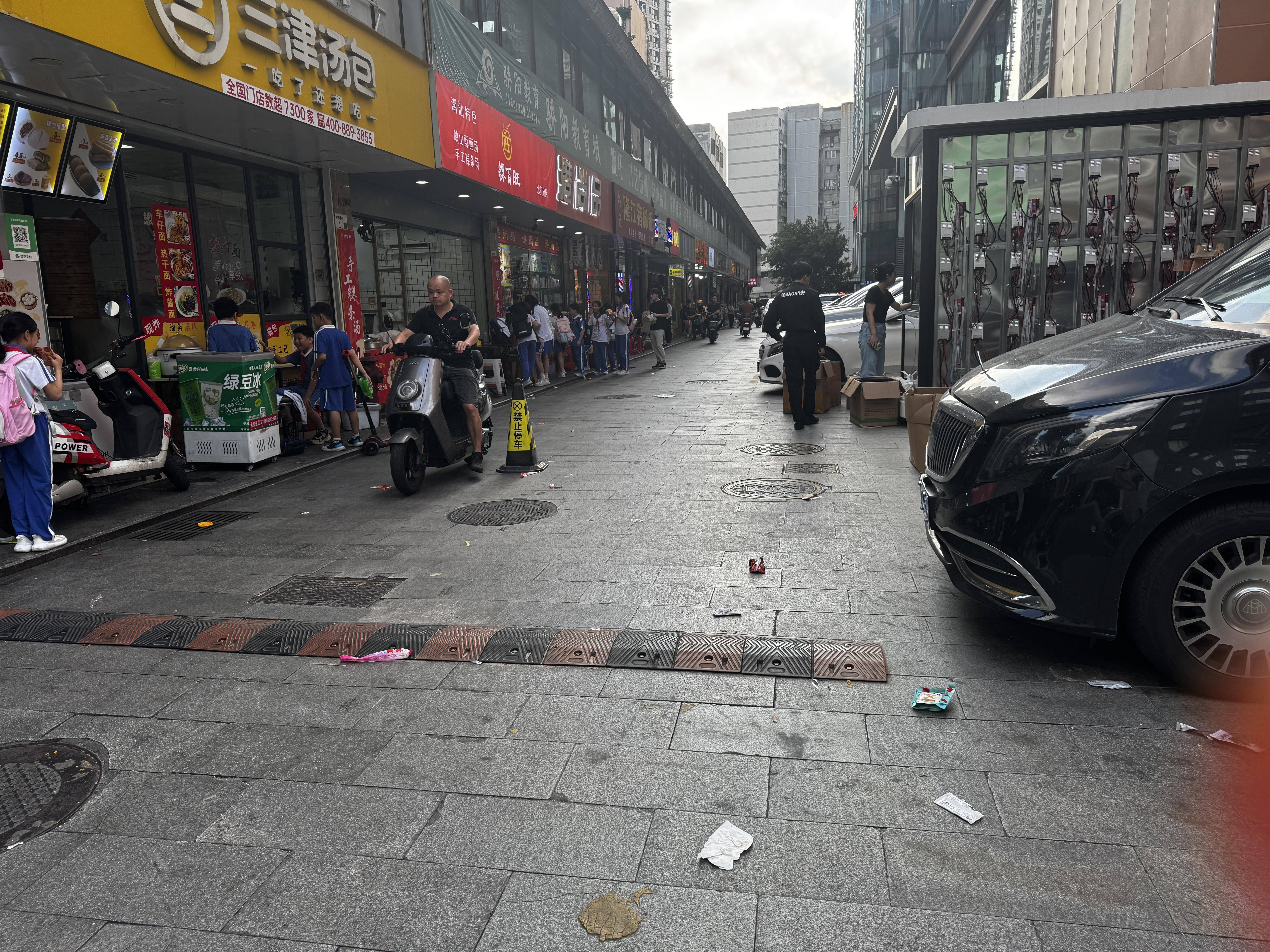 罗湖翠竹路垃圾桶边散落杂物很“碍眼”九游娱乐官网(图2)