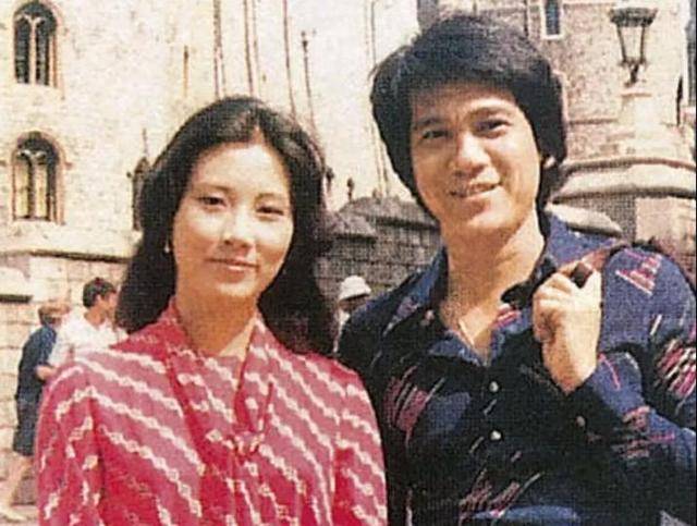 78岁路走不利索，还开演唱会！无儿女的她拼命赚钱，留给谁花?