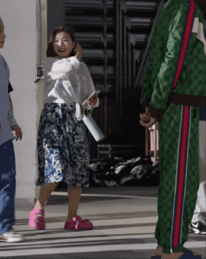 78岁路走不利索，还开演唱会！无儿女的她拼命赚钱，留给谁花?