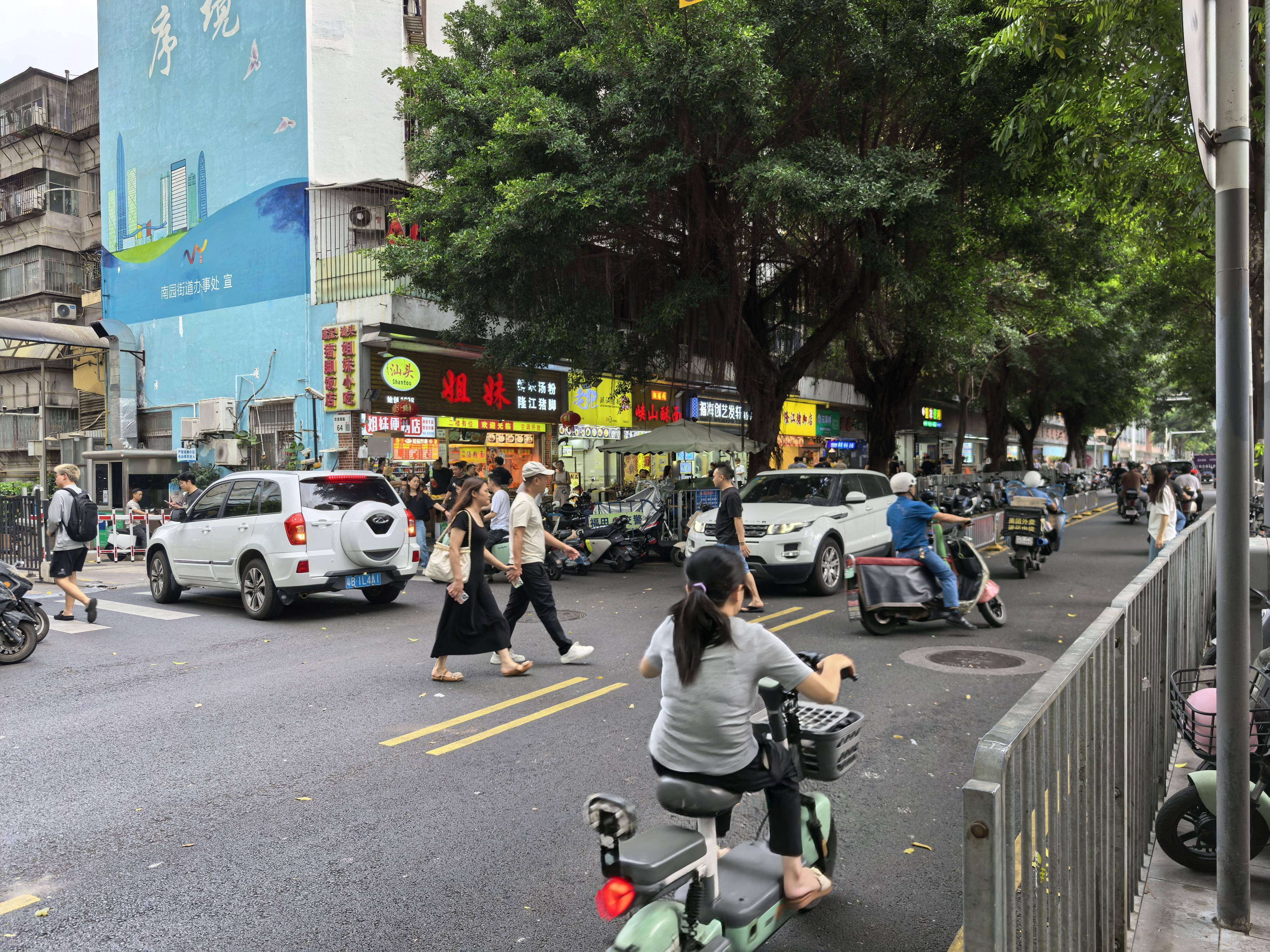 罗湖翠竹路垃圾桶边散落杂物很“碍眼”九游娱乐官网(图4)
