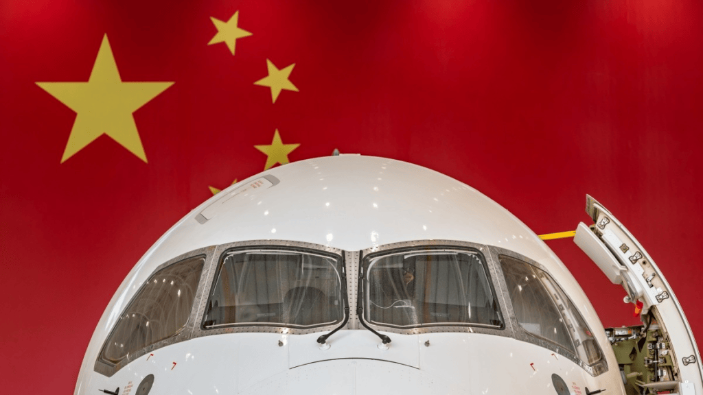 明查｜这是“C919迫降在农田”？实为飞机模型将用于科普体验