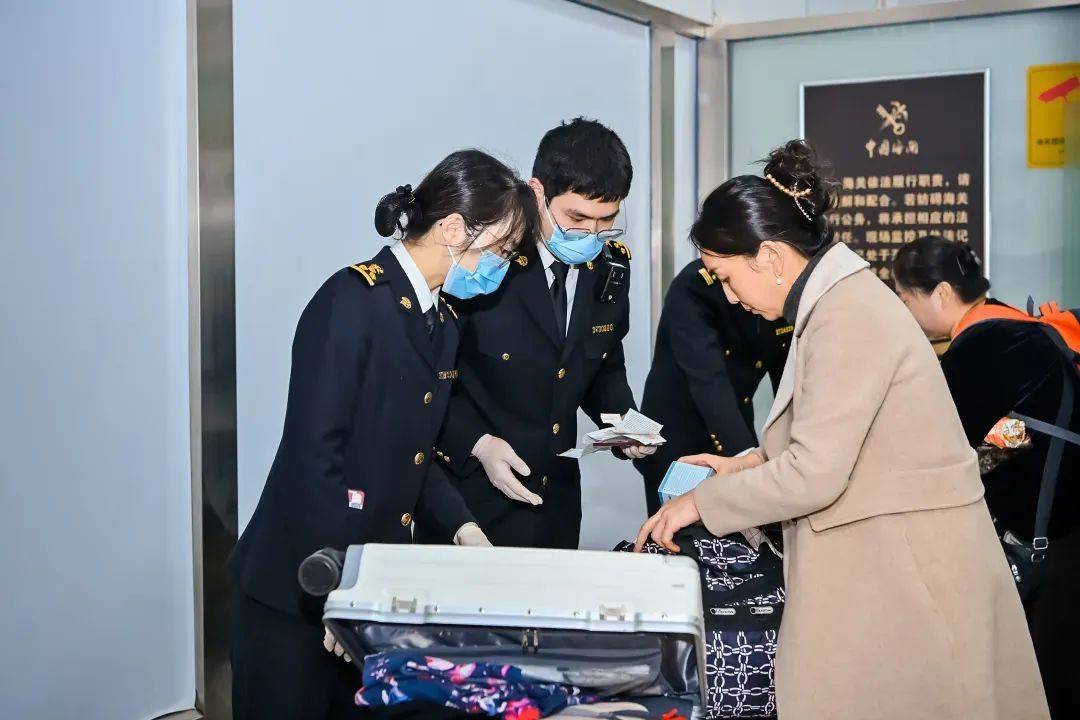 展凤凰联盟app播56 巾帼岗位风采：厦门邮轮港海关旅检现场(图2)