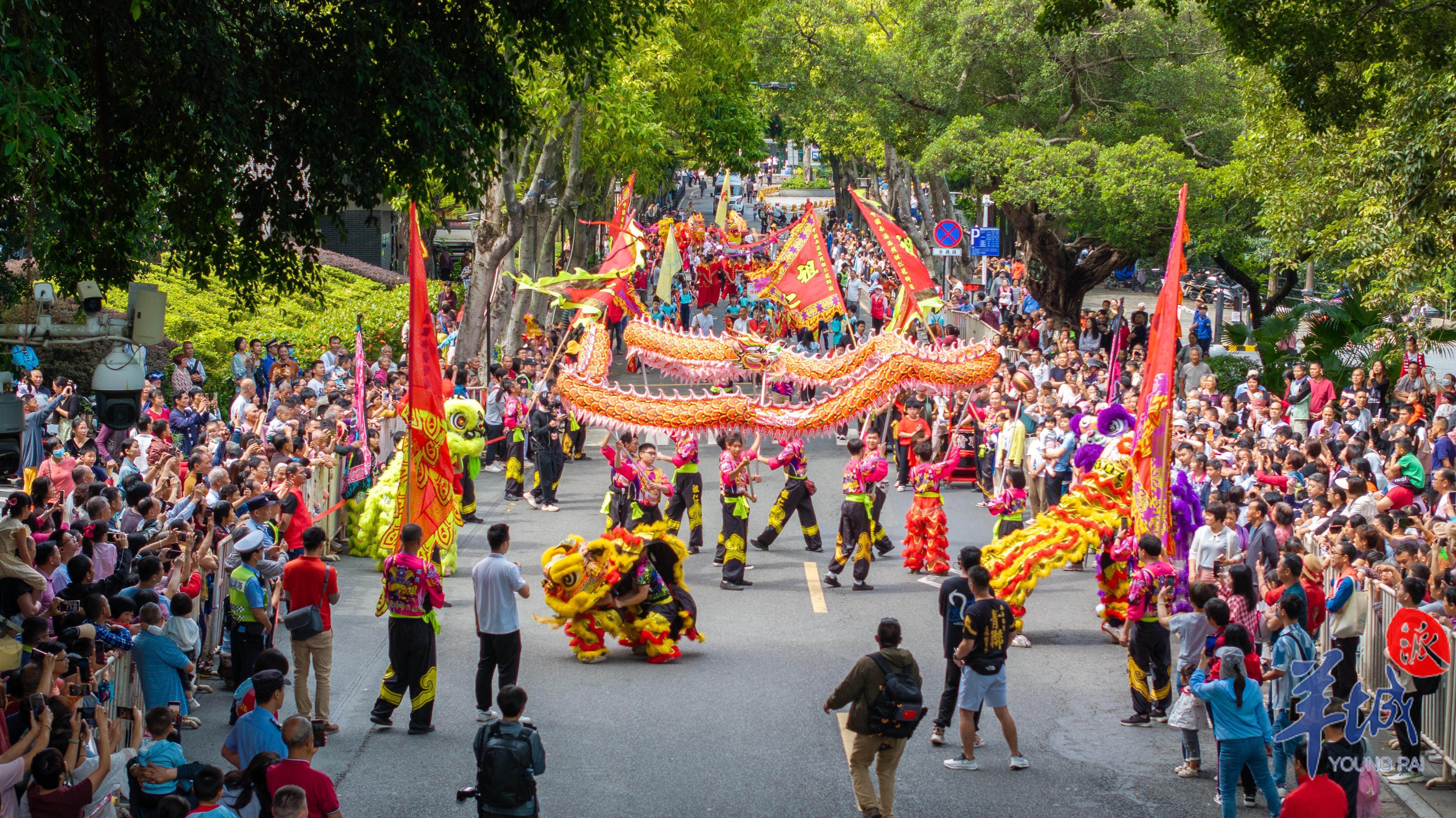 给市民带来喜庆欢腾;来自西樵中学学生组成的"龙狮跃樵",以舞龙舞狮