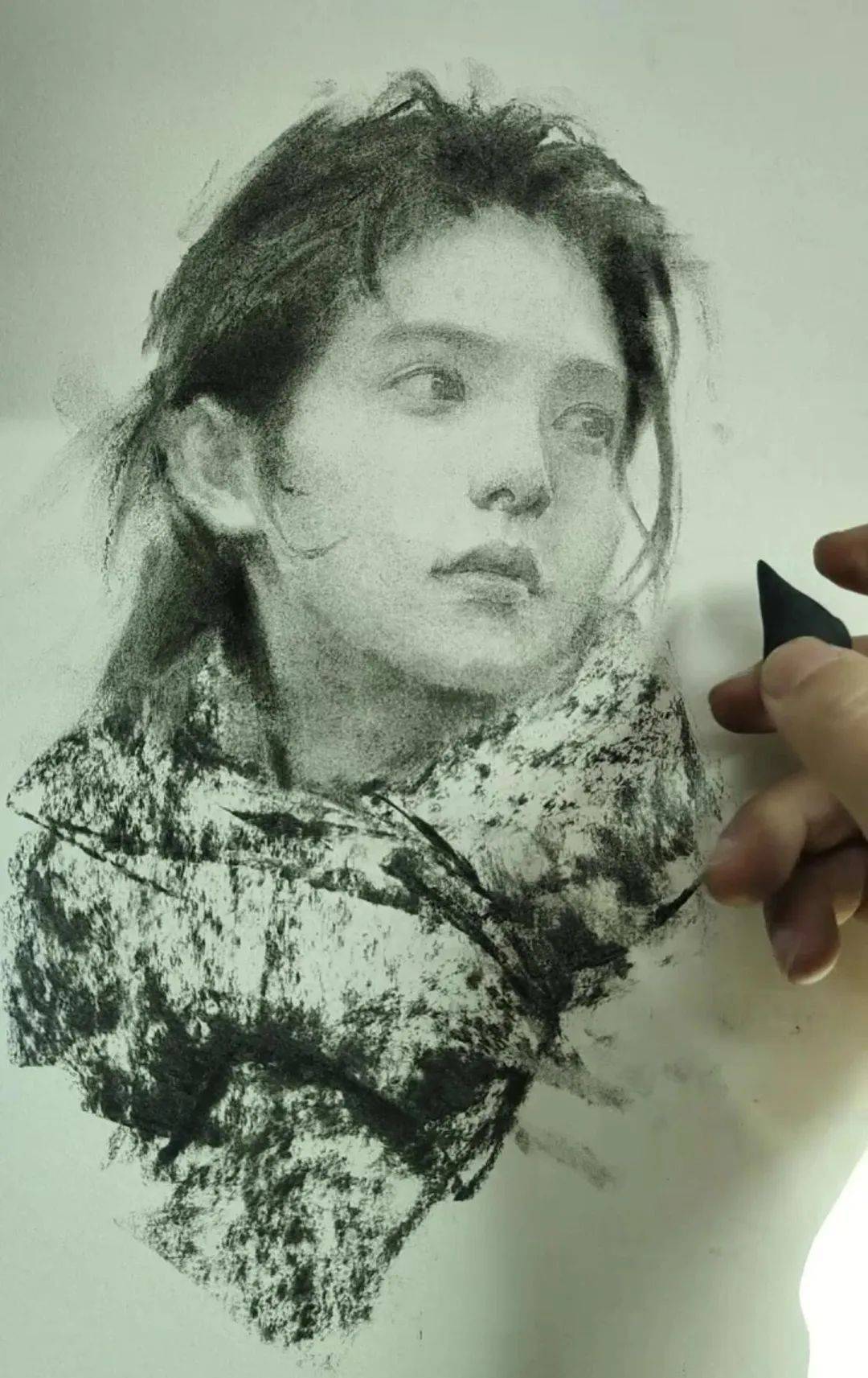 高手碳条素描头像,太美了!