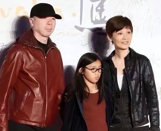 娱乐圈惊爆大瓜冯小刚导演坦言称妻子徐帆收养的女儿朵朵其实是他的……