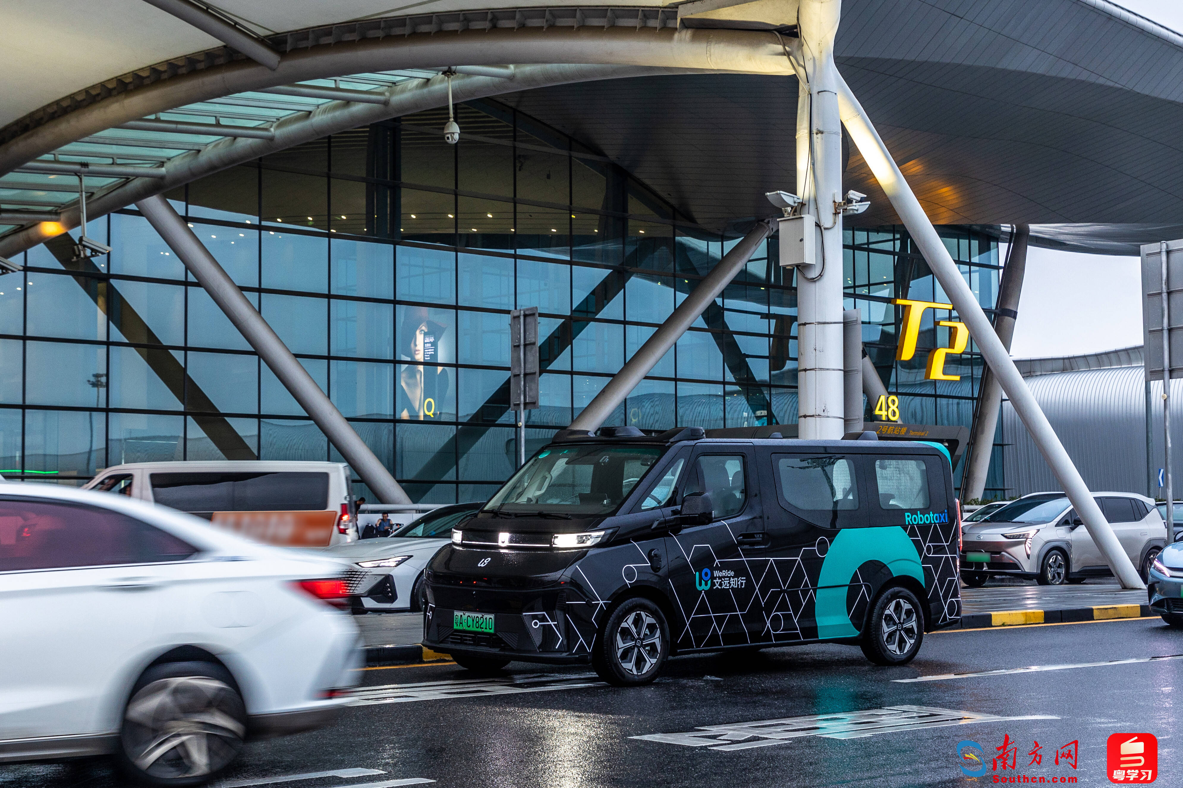 国内首个覆盖一线城市核心城区的24小时Robotaxi服务网络在广州开通