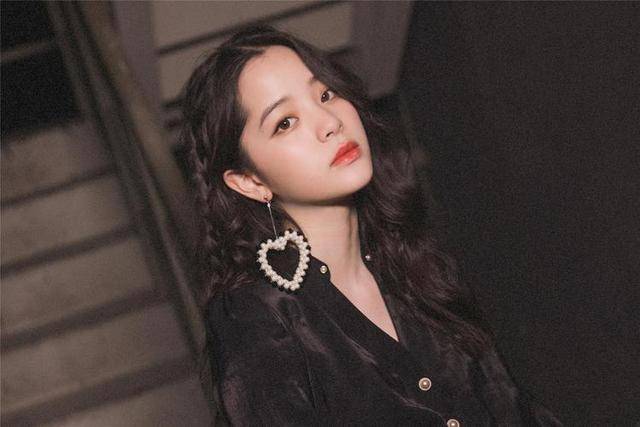 欧阳娜娜刚官宣新身份，就被台当局开刀！放狠话禁止艺人发帖统一