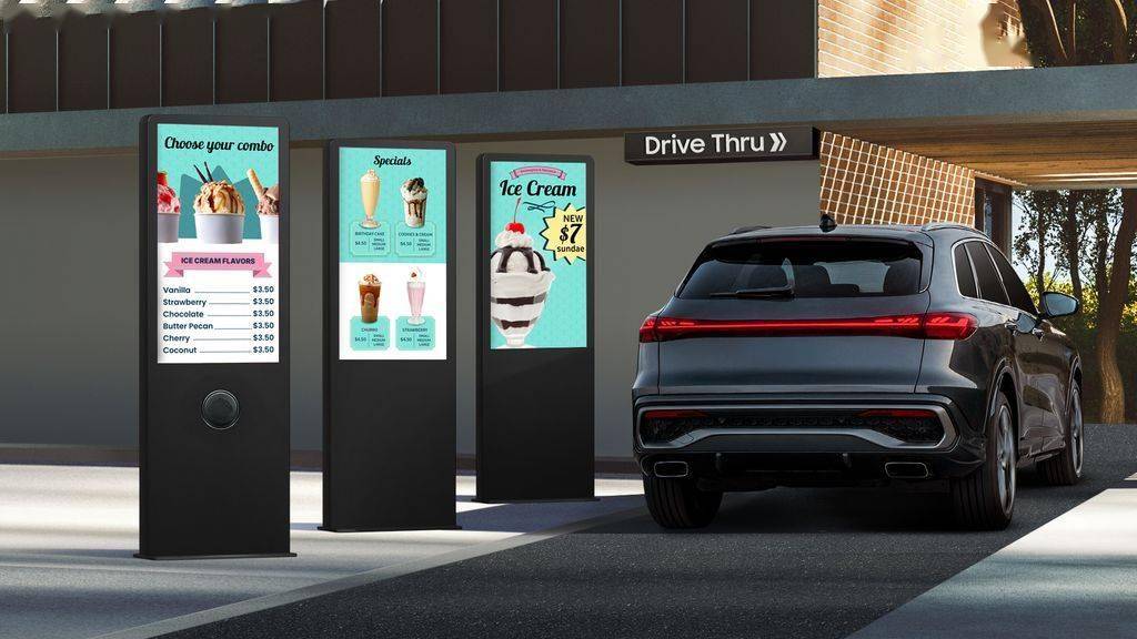 三星展示 Dynamic Drive-Thru 解决方案：55 英寸屏幕+ AI 语音