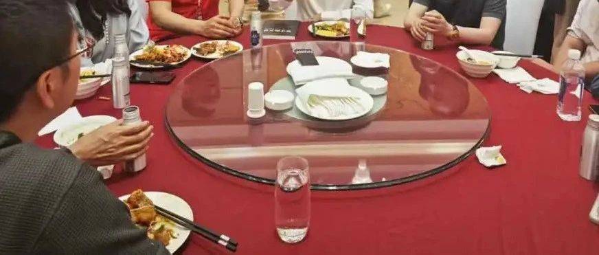 贵州茅台董事长张德芹:支持工作餐不上酒的规定,股东大会招待晚宴飞天茅台变蓝莓果汁_条例_茅台酒_年度股东大会