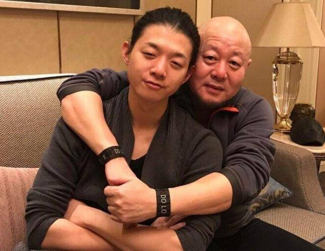 离开娱乐圈4年,霍尊事业重启,而被送进去的陈露,活成了这样