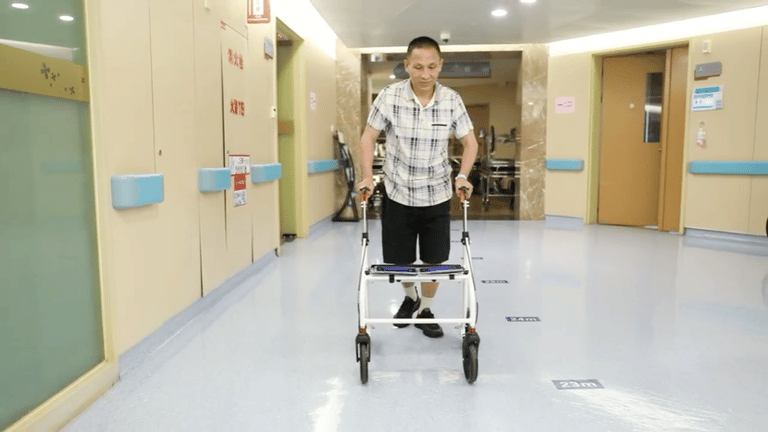 截瘫患者重新自主行走，国内首例闭环脊髓神经接口植入手术成功