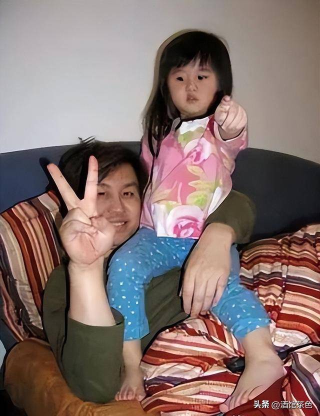 64岁郑智化现状：出行全靠轮椅，妻子对他不离不弃，26岁女儿好美