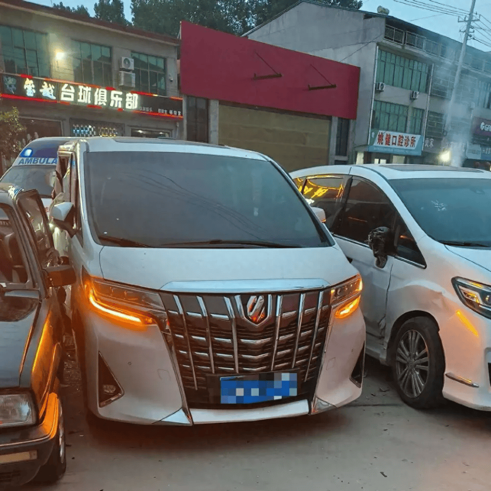 未成年人租开宝马车无证驾驶，撞了百万豪车丰田埃尔法？山东兰陵交警回应：车上确有未成年，但非网传情况