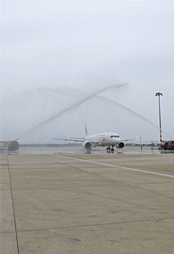 新航线+1！国产大飞机C919首飞厦门 获民航最高礼仪过水门