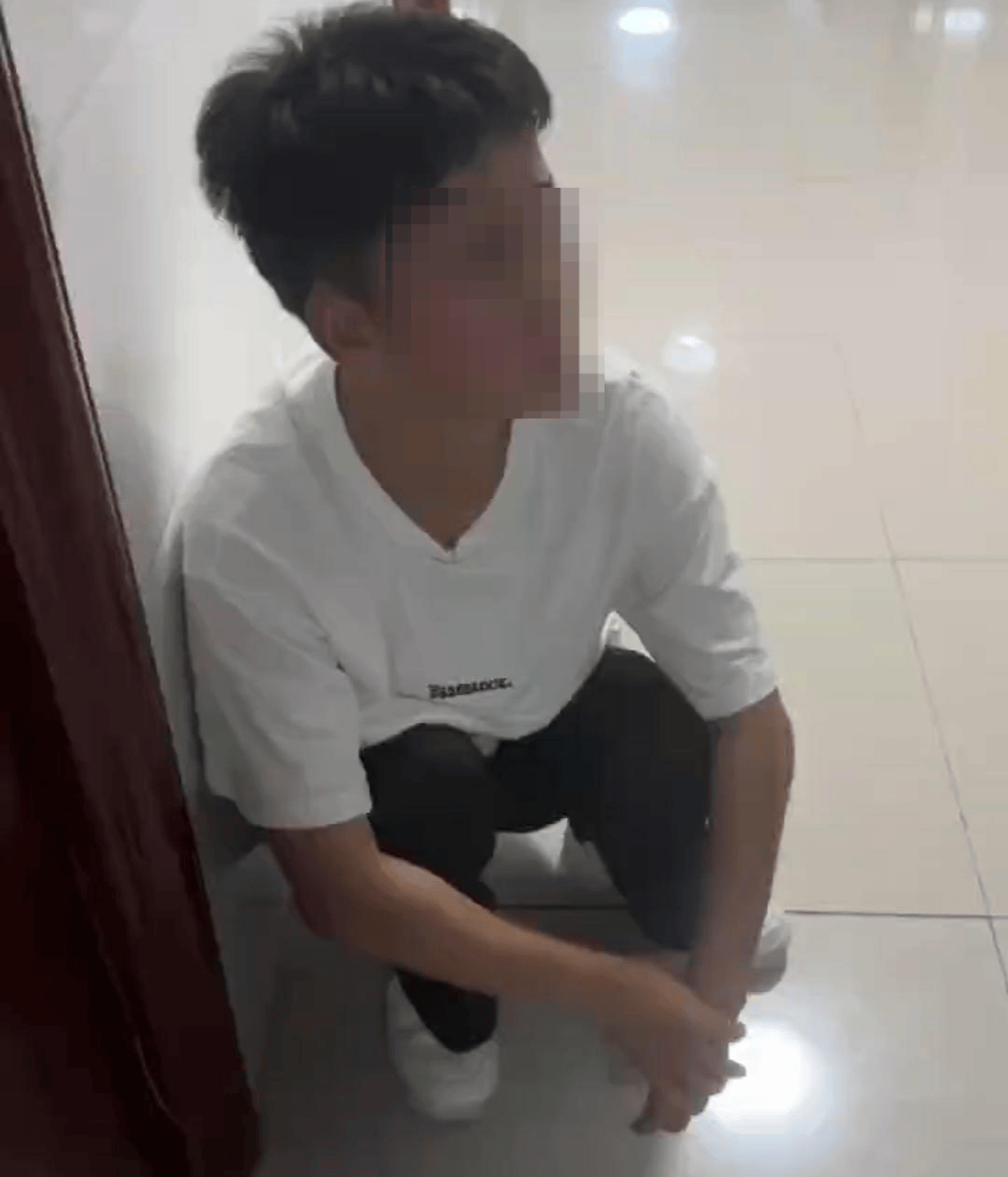 男子撬锁潜进贵州一大学女生宿舍被抓现行，派出所：男子已被拘留 (图1)