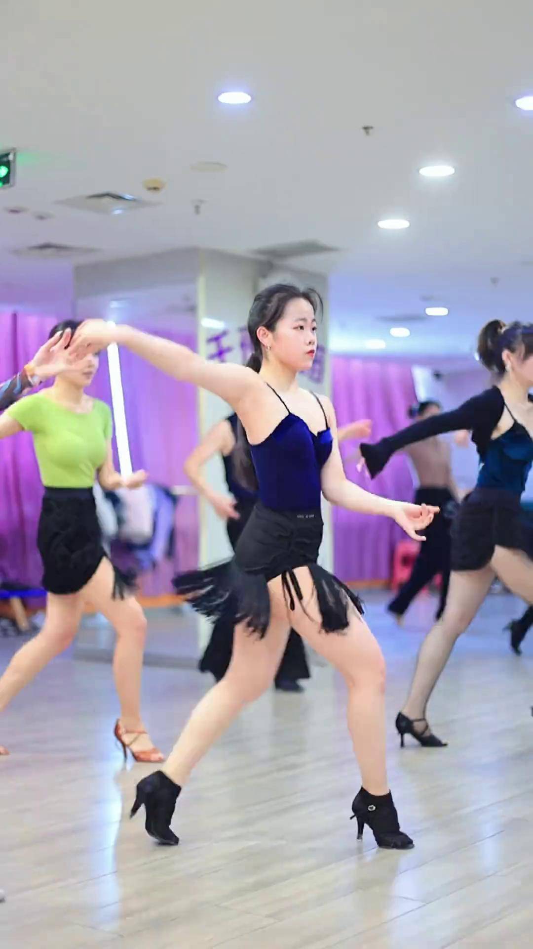 欢快桑巴基本功练习,小伙伴们一起学起来吧 拉丁舞教学 一起来舞蹈 零