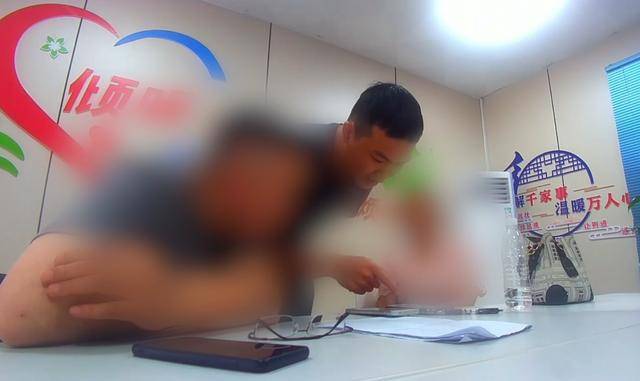 来宾一夫妻俩取84.5万元买“原始股”,民警紧急上门“截胡” 来宾一夫妻俩取84.5万元买“原始股”,民警紧急上门“截胡”