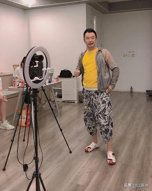 49岁黄海波现状:胡子拉碴显帅气,一家三口很幸福,如今衣食无忧