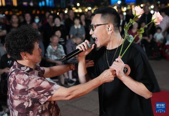 浙江温州:“街唱直播”唱响城市文艺新乐章 浙江温州:“街唱直播”唱响城市文艺新乐章