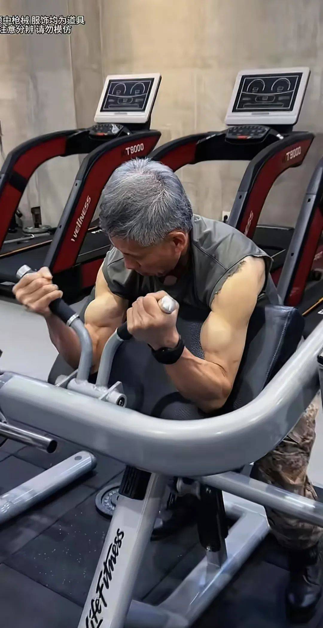 59年男生的"显眼包"日常火了,狂吸1600w粉丝,网友:60岁正是闯的年纪!