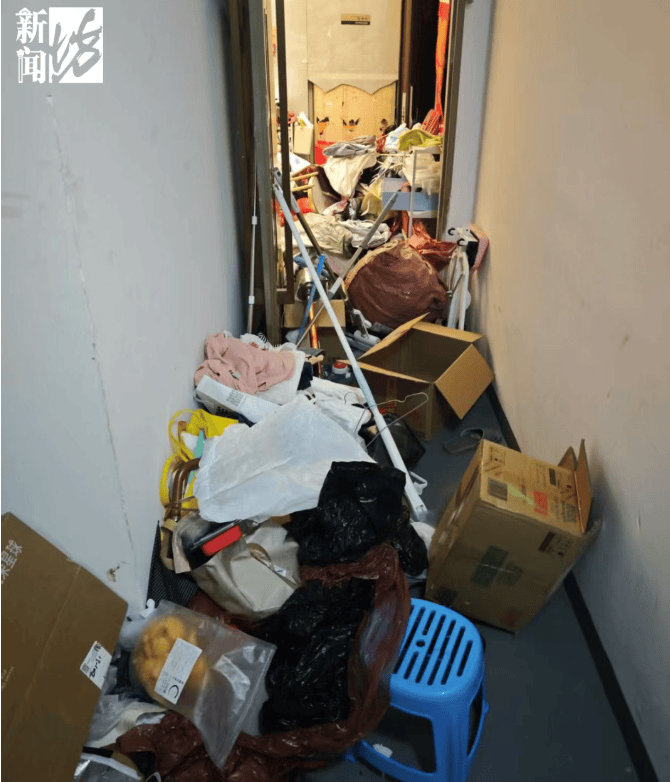 臭到离谱! 独居老人疯狂囤垃圾，3600万豪宅变垃圾场，邻居被迫卖房