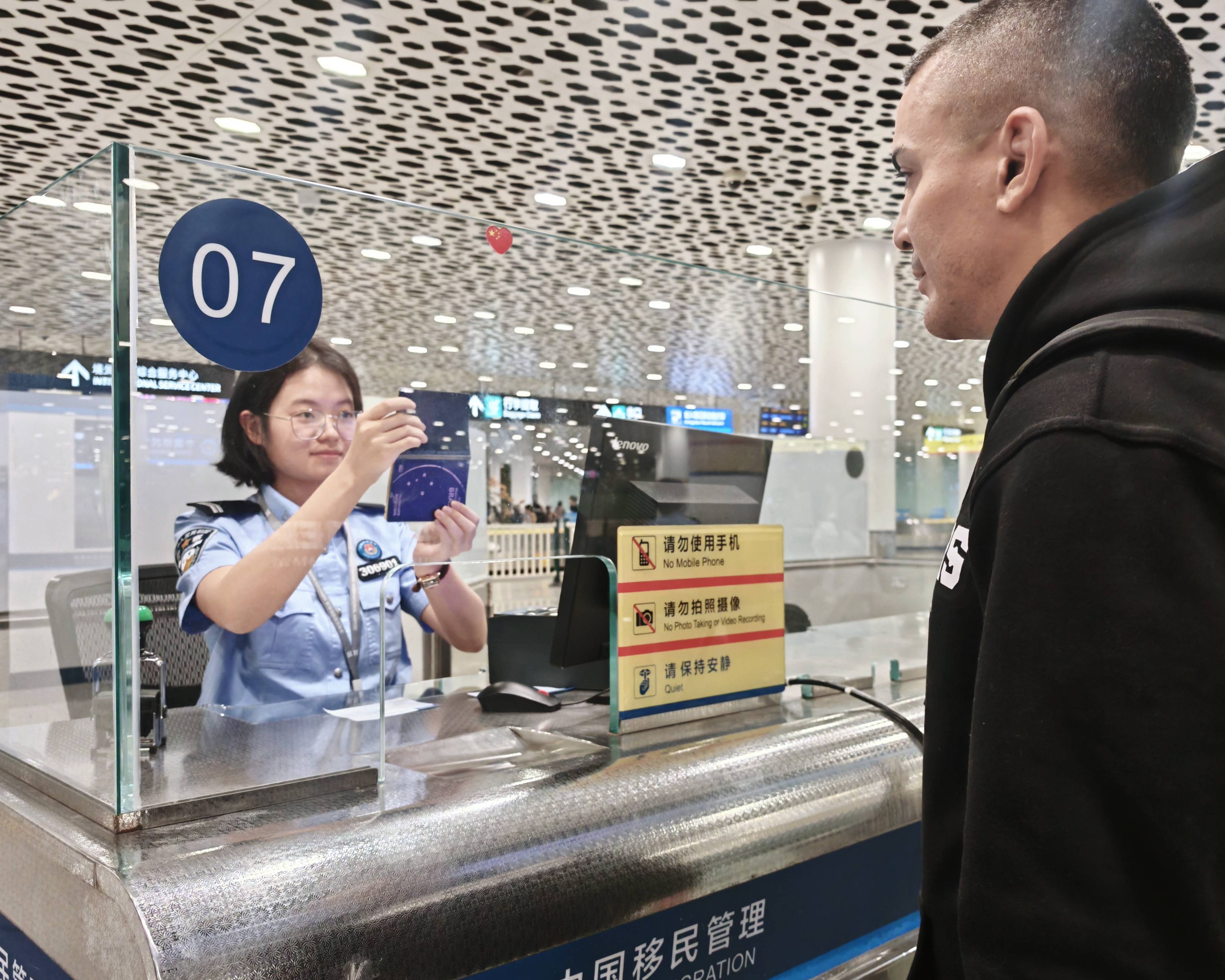 单方面免签“朋友圈”再增5国 深圳机场迎来首位免签旅客