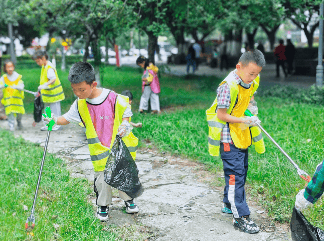 童行环卫路,共绘洁净梦