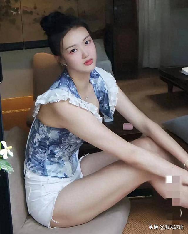 张常宁低领穿搭,大秀身材尽显却不俗气,竟毫无暴露感