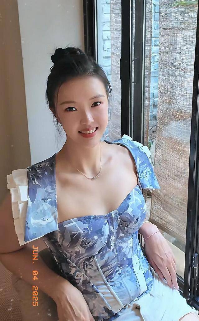排球女神张常宁:赛场之外的时尚穿搭秘籍,低领露肤魅力尽显